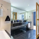 Radisson Blu Hotel, Center